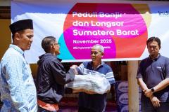 Sigap Salurkan Bantuan, Indosat Bantu Pemulihan Warga Korban Banjir dan Longsor di Padang Pariaman